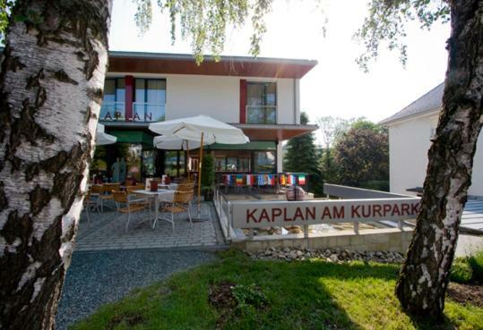 Отель Kaplan Am Kurpark Бад-Тацмансдорф Экстерьер фото